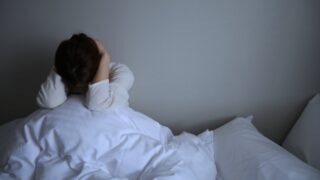 不眠、体調不良の女性