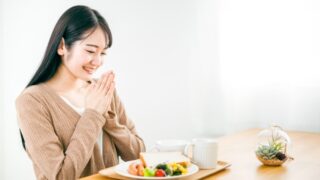 食事を摂る女性