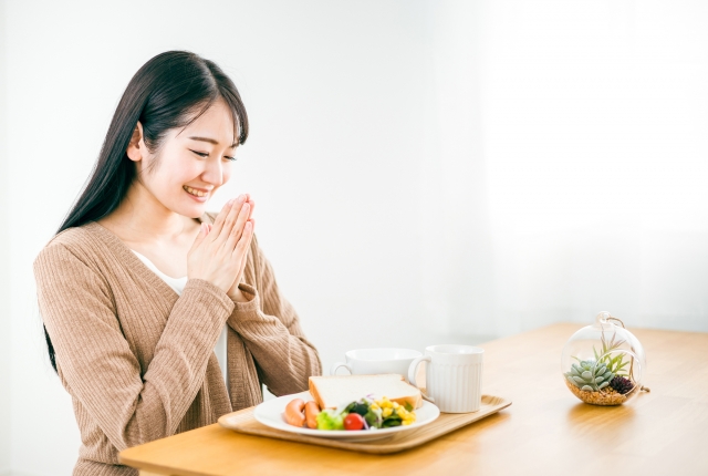 食事を摂る女性