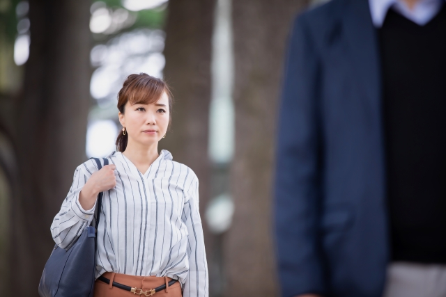 追いかける女性