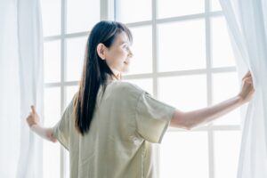 日差しを浴びる女性