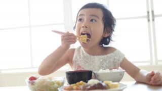 ご飯を食べる子供