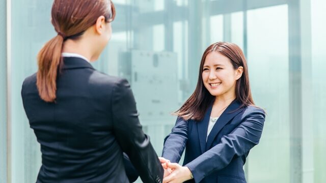 握手を交わす女性