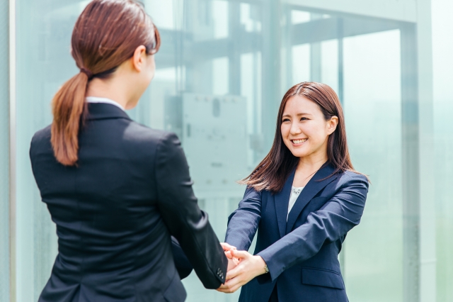 握手を交わす女性