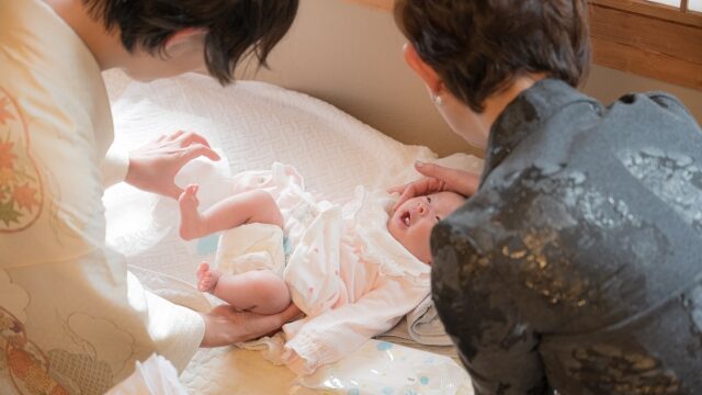 赤ちゃんを見つめるお母さんがとおばあちゃん