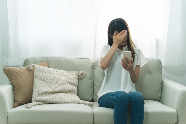 電話で泣く女性