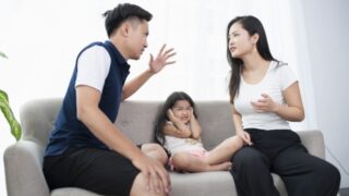 子供の目の前で起こる夫婦喧嘩