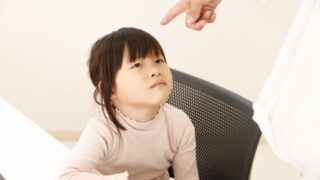 母親に怒られる子供