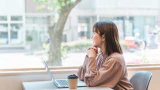 カフェで休憩する女性