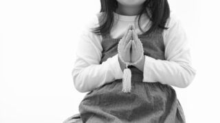仏様に祈る少女