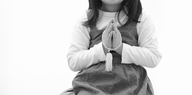 仏様に祈る少女