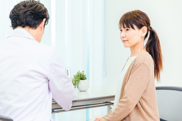 カウンセリングを受ける中年女性