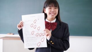 答案をみせる女子中学生