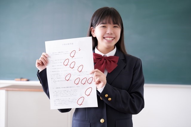 答案をみせる女子中学生