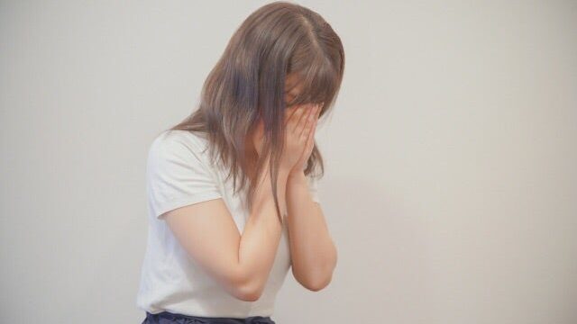 絶望する女性