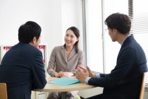 オフィスで話しかける女性