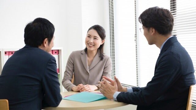 オフィスで話しかける女性