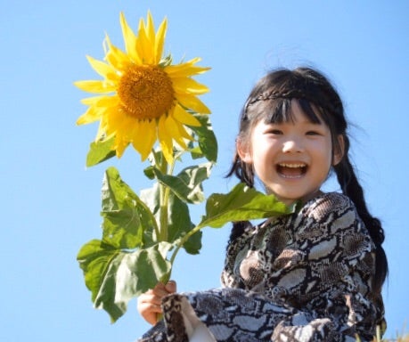 元気に笑う子供